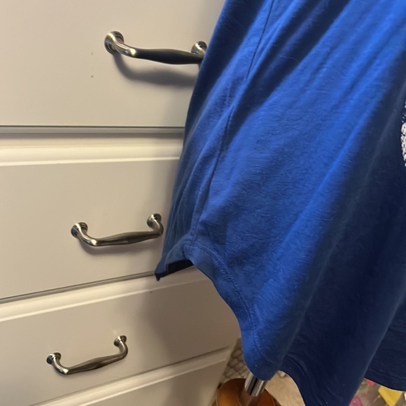 Blue tank top with anchor, longer front and back than sides - Picture 4 of 9